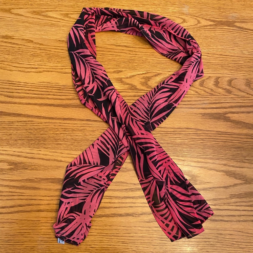 🛍️2 for $6.00🛍️ Pink and Black Palm Scarf